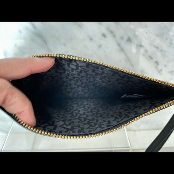 DKNY wristlet, perfect for going out - Picture 4 of 4